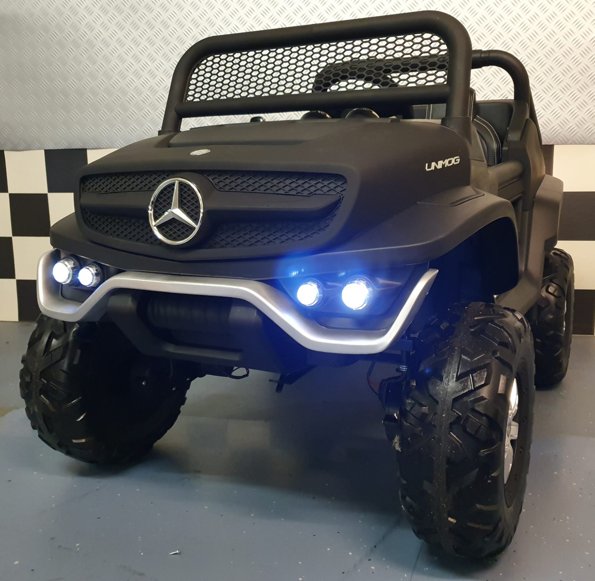 Auto elettrica per bambini Mercedes Unimog 12V 4x4 nero opaco 2 posti