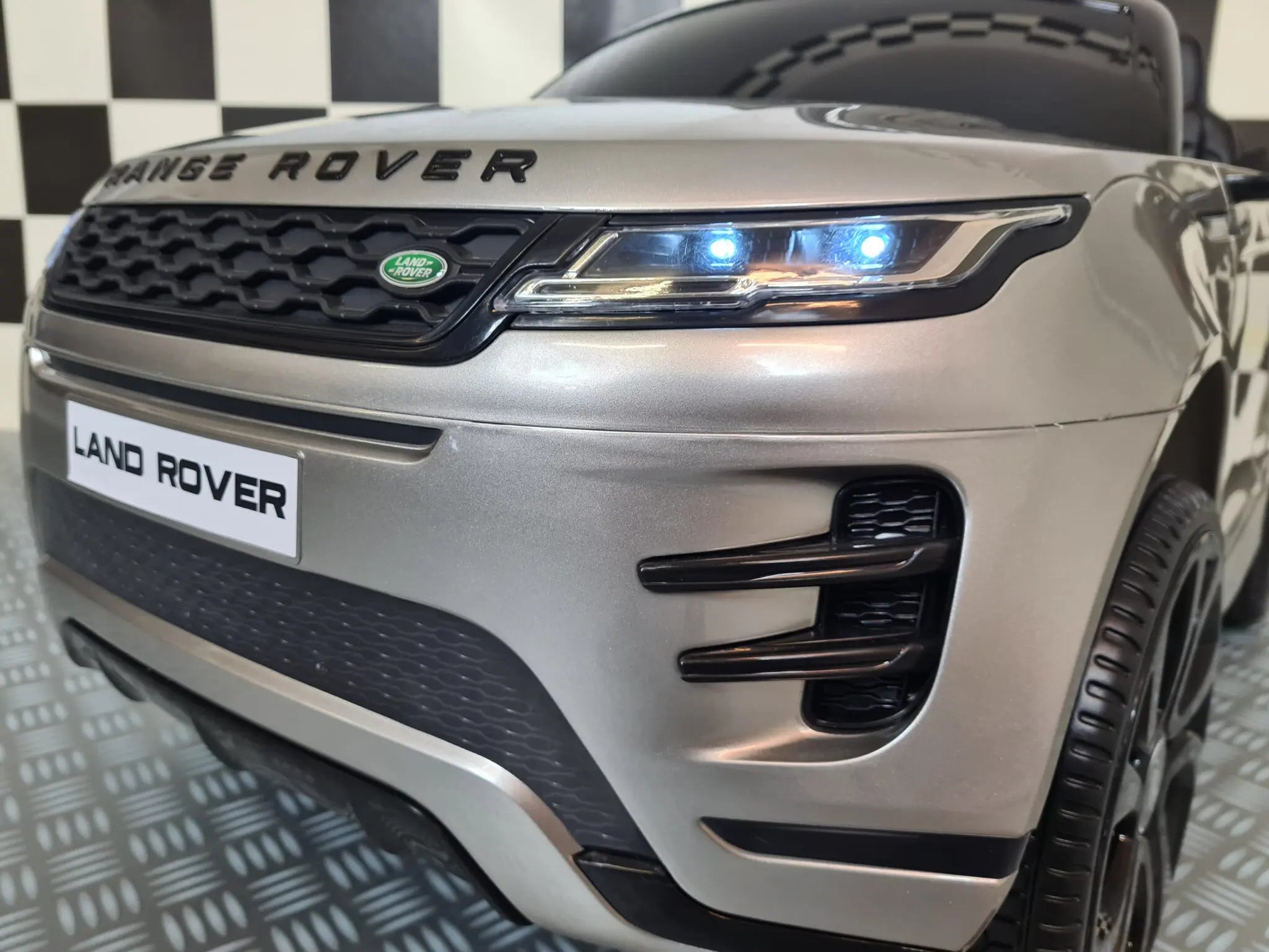Auto elettrica per bambini Range Rover Evoque 4x4 grigio metallizzato