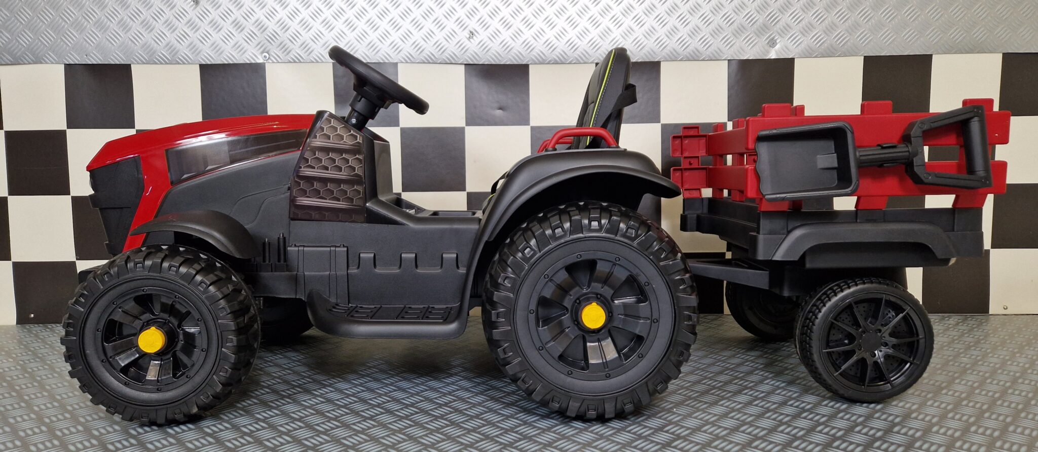 Trattore elettrico Farmer 12V rosso con rimorchio e telecomando - immagine 4