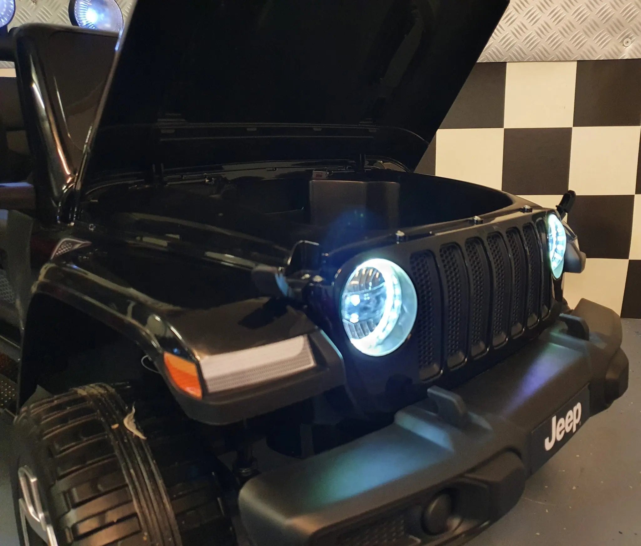 Auto elettrica per bambini Jeep Wrangler 12V 4WD nera metallizzata