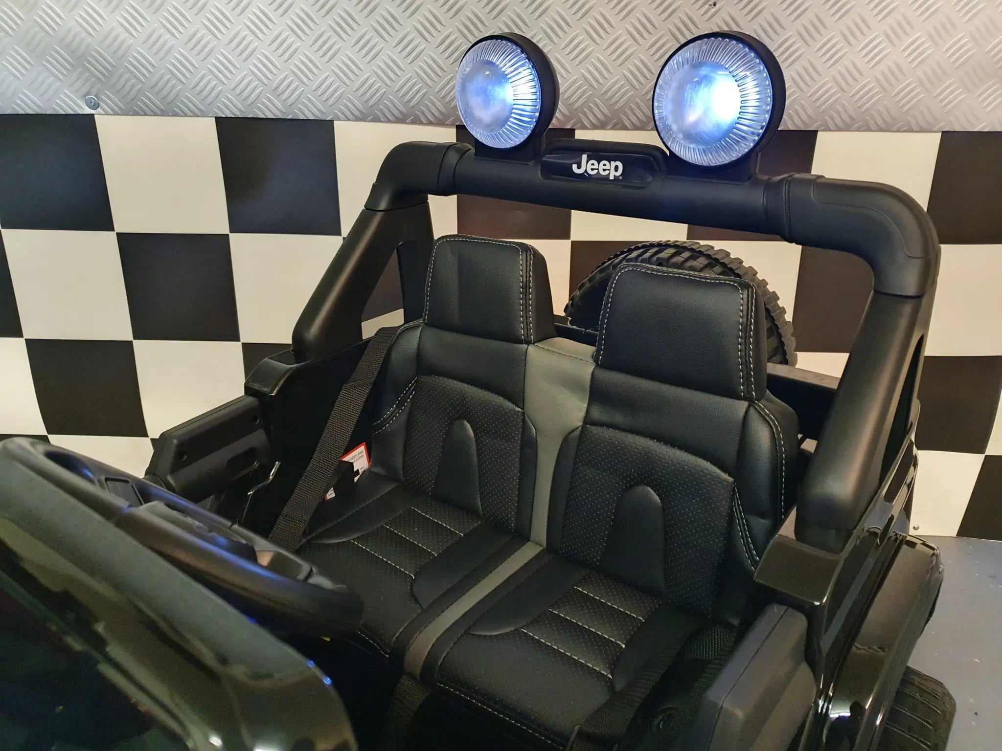 Auto elettrica per bambini Jeep Wrangler 12V 4WD nera metallizzata