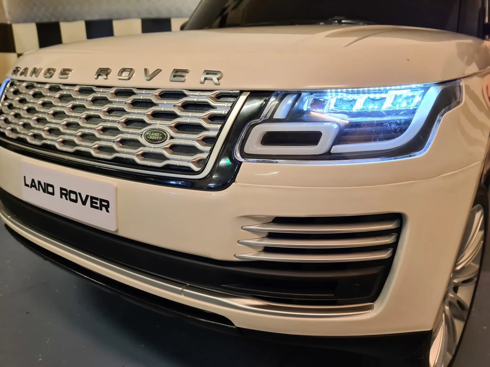 Auto elettrica per bambini Range Rover HSE Sport 12V 4 motori bianca