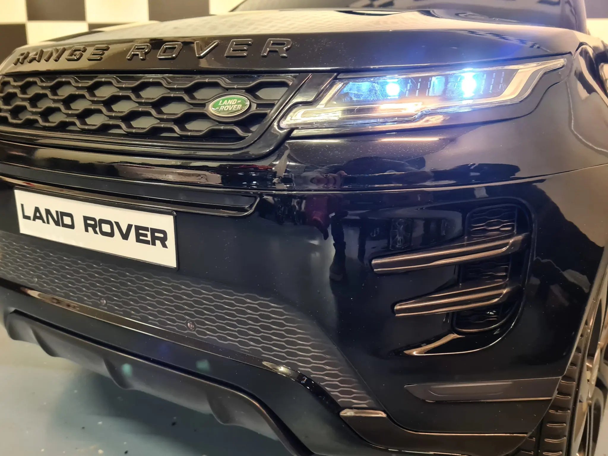Auto elettrica per bambini Range Rover Evoque 4x4 nero metallizzato