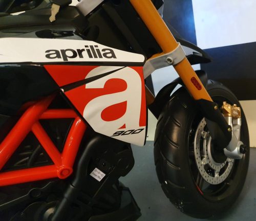 Moto elettrica Aprilia Dorsoduro per bambini 12V - immagine 6