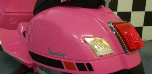 Vespa GTS elettrica per bambini 12V rosa con parabrezza - immagine 6