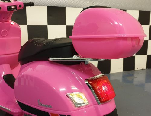Vespa GTS elettrica per bambini 12V rosa con parabrezza - immagine 5