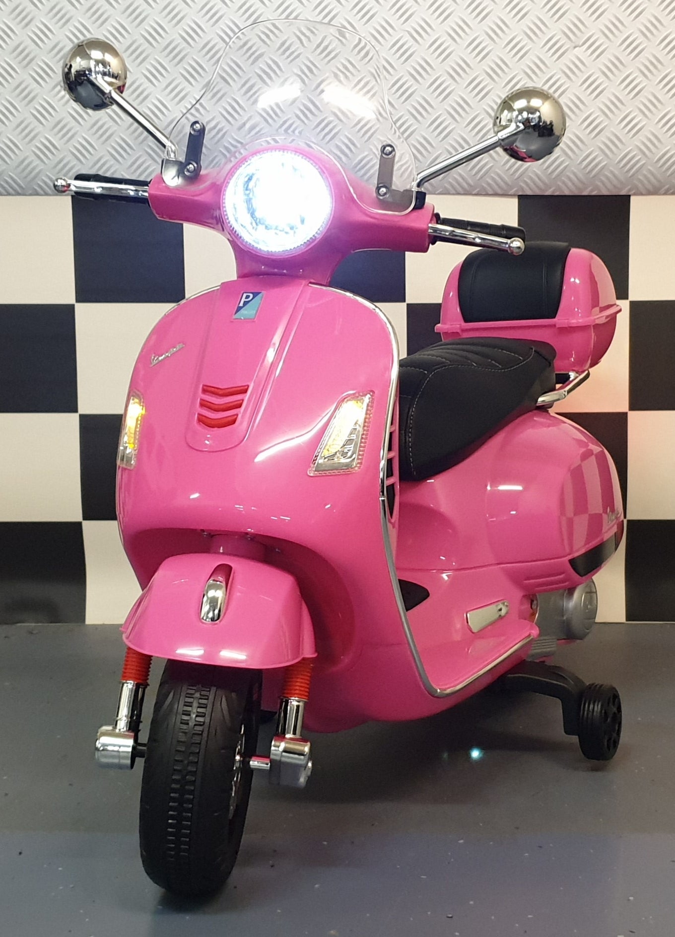 Vespa GTS elettrica per bambini 12V rosa con parabrezza - immagine 1